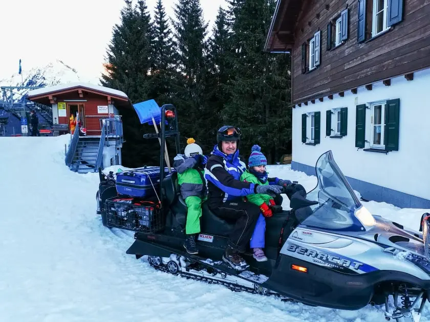 Gepäcktransport mit unserem Skidoo direkt vors Haus (c) Casa Christine