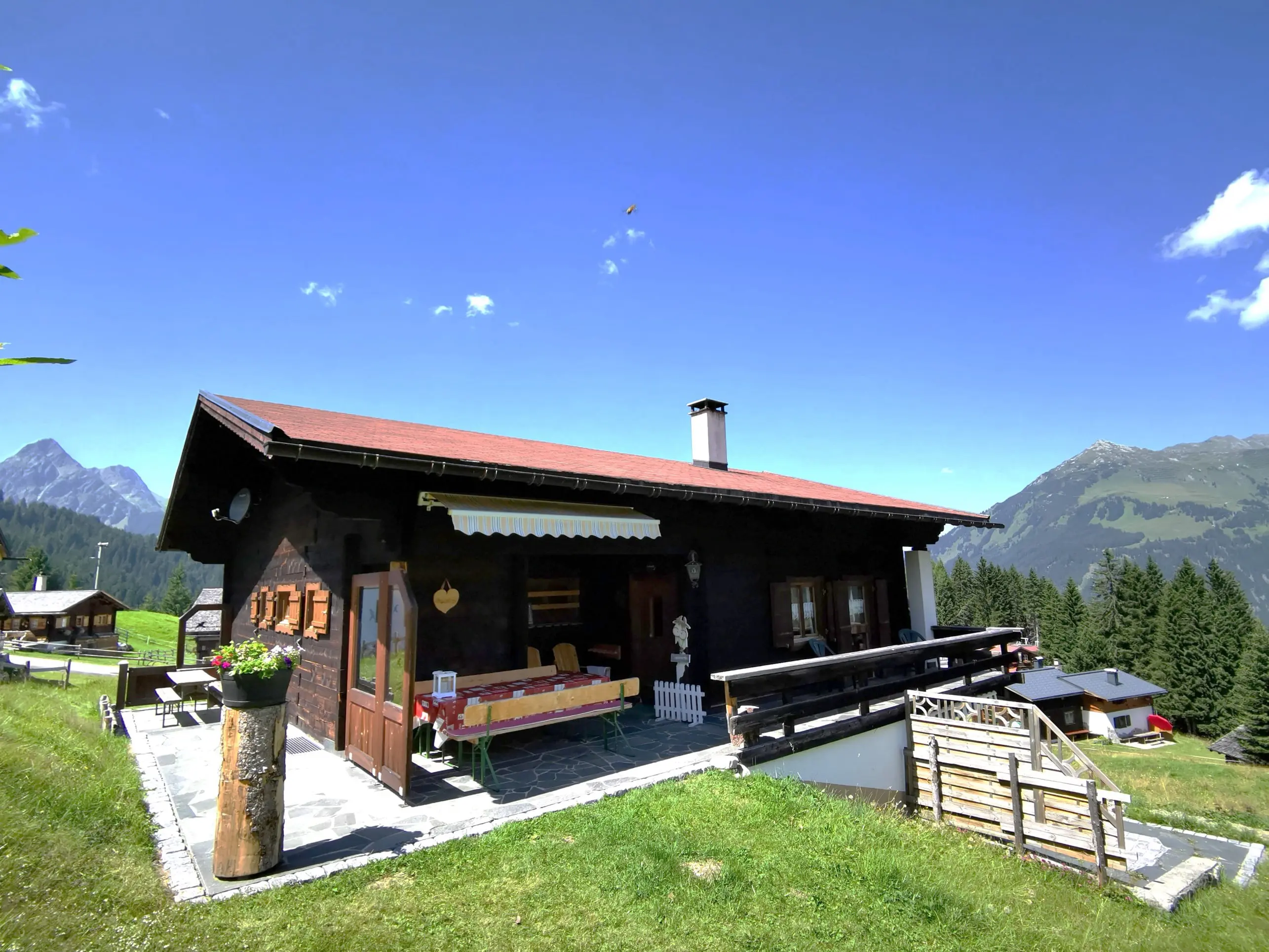 Casa Christine Garfrescha, Terrasse und Liegewiese zum Entspannen